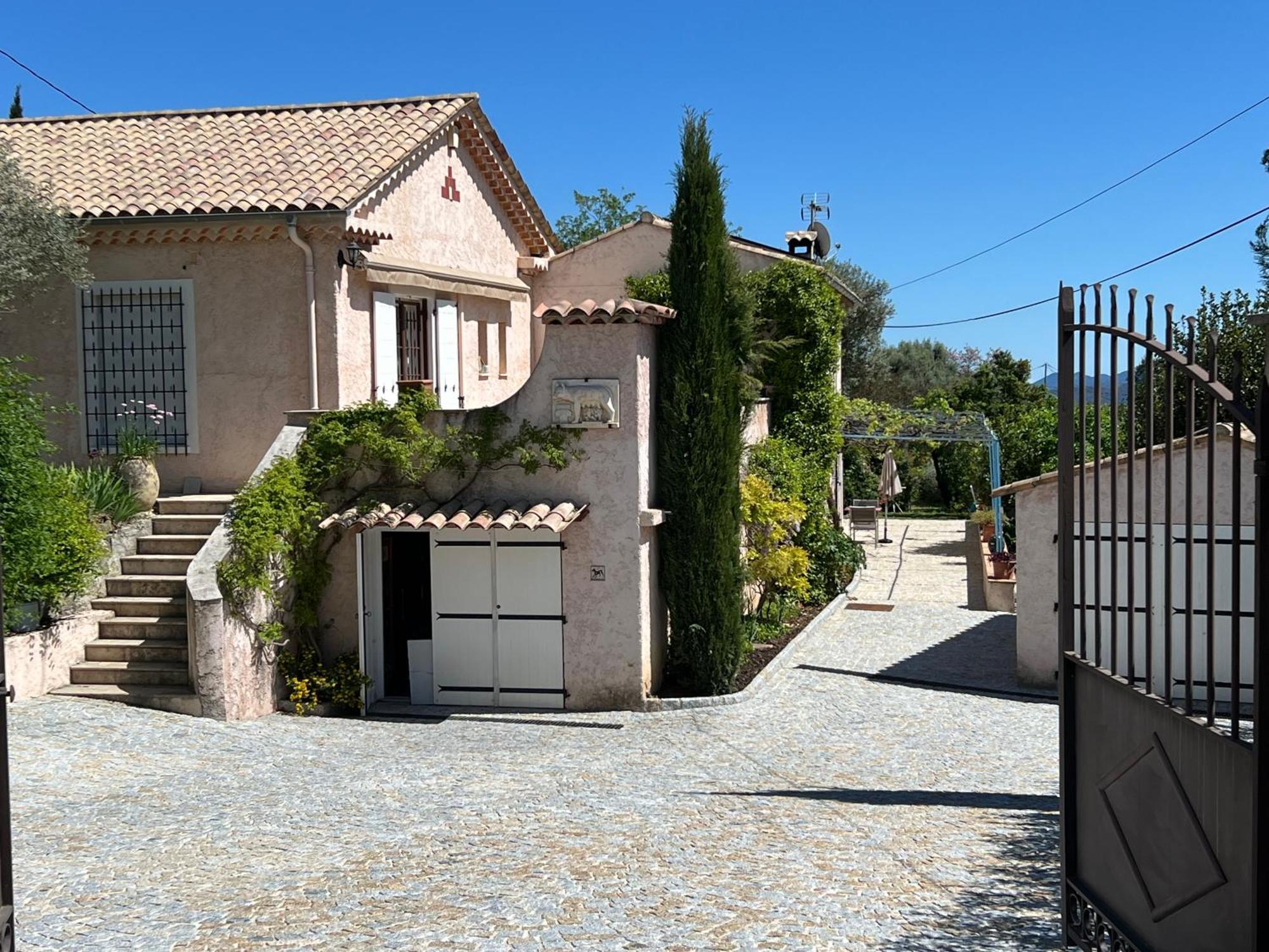 Le Nid Des Arts Bed & Breakfast Tourrettes Eksteriør bilde